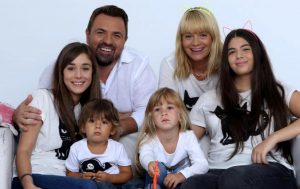Horia Brenciu, confesiuni neașteptate despre relația cu soția sa: „Îi admir forța și răbdarea cu care ne ține pe mine și pe cei 4 copiii ai noștri în frâu”