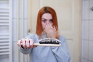 Căderea părului: cauzele care duc la pierderea părului și soluții eficiente pentru regenerarea părului