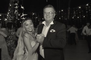 Laura Cosoi e în doliu. Tatăl vedetei a murit de COVID-19