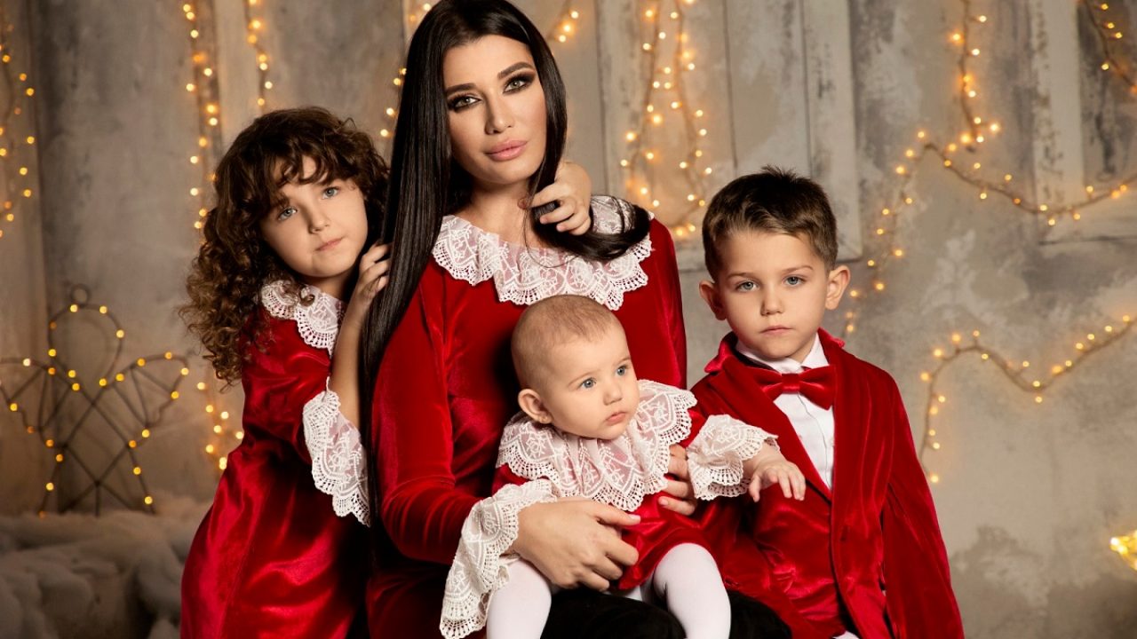 Ce Pensie AlimentarÄƒ PrimeÈ™te Elena BÄƒsescu Pentru Copiii SÄƒi Fiica Lui Traian BÄƒsescu Este MamÄƒ SingurÄƒ Galerie Foto Galerie Foto Stiri Vedete Si Evenimente Viva Ro