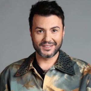 Cine este Marian Capet. Este hairstylist, a apărut în diverse emisiuni TV și e prieten cu Ilona Brezoianu și Doinița Oancea
