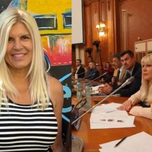 Elena Udrea a revenit în Parlament după eliberarea din închisoare. A purtat o ținută neagră, mulată, cu decolteu și pantofi cu tocuri / Cine a invitat-o și de ce