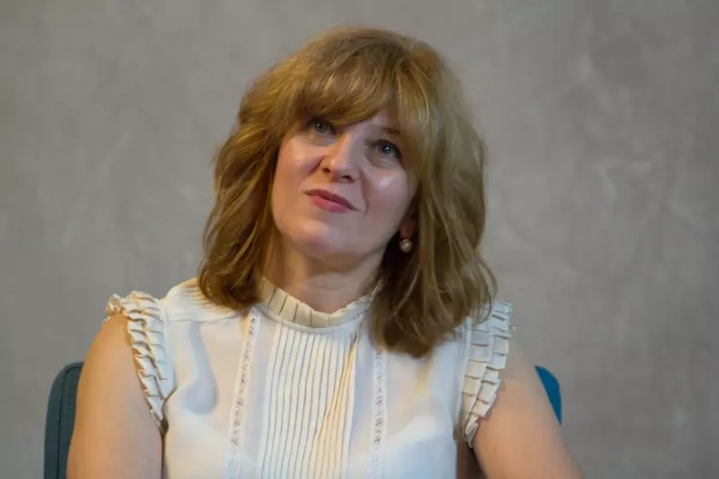 Oana Gheorghiu și Carmen Uscatu la construcția unui spital