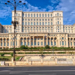 Panoramă nocturnă a centrului Bucureștiului cu hoteluri și clădiri turistice, ilustrând impactul taxei turistice București asupra industriei hoteliere și promovării turistice. | sursa foto: Viva