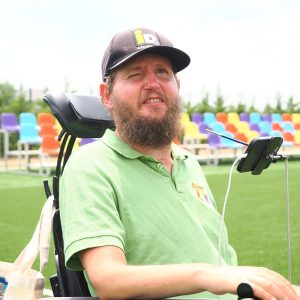 Mihai Neșu discutând în biroul centrului de recuperare dizabilități, afectat de modificările privind impozite persoane cu dizabilități și facilități fiscale. | sursa foto: Viva