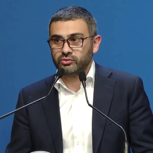 Ministrul Florin Manole prezentând măsuri de sprijin pensionari venituri mici după înghețare punct pensie și creștere salariu minim 2026 | sursa foto: Viva