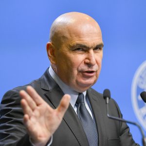 Premierul Ilie Bolojan prezentând planurile pentru reforme 2026 privind pensii speciale și reforma administrației publice în conferință de presă oficială. | sursa foto: Viva