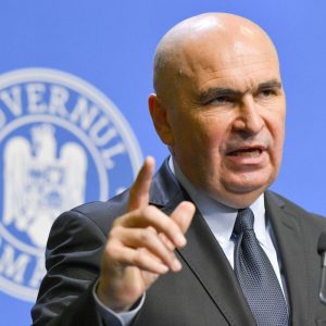 Ilie Bolojan discutând cu primarii din Botoșani despre absorbție fonduri PNRR pentru infrastructură nord-est și administrație locală în 2026 | sursa foto: Viva