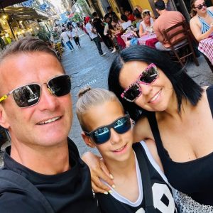 Cum arată vila de 600 de mii de euro din Cluj a fotbalistului Lucian Goian. Are un living spațios, baie cu mobilă neagră, 3 dormitoare, dressing si terasă de 20 mp / Sportivul se mută cu familia în Spania