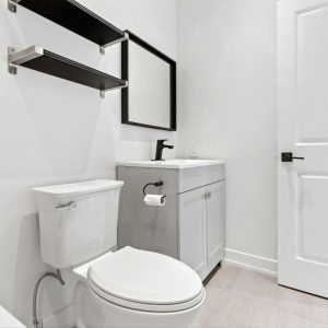 Baia în stil minimalist: sfaturi pentru un sanctuar de liniște și ordine