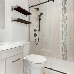 Cabină de duș sau cadă într-o baie mică? Cum alegi fără să regreți după renovare