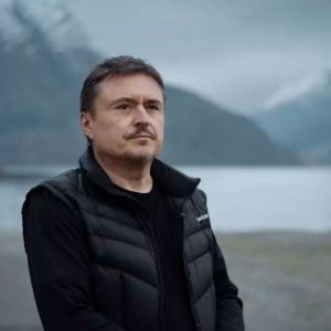 Cristian Mungiu, dat în judecată de o femeie care îl acuză că o filmează cu drona „de fiecare dată când iese din casă”. Ce daune solicită reclamanta / Decizia instanței