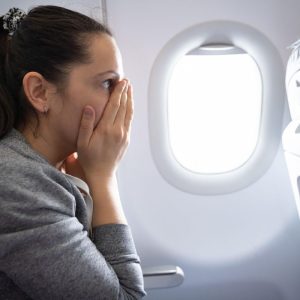 Cum poți controla frica de avion cu trucuri simple, dezvăluite de stewardese. Ai nevoie doar de o sticlă cu apă!