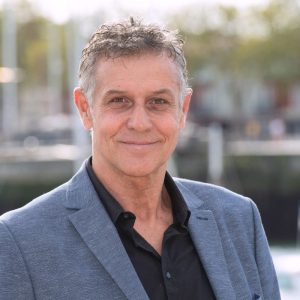 A murit Pierre Deny, cunoscut din serialul „Emily in Paris”. Actorul s-a stins la 69 de ani, „în urma unui caz sever și subit de ALS”