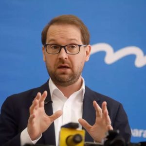 Dominic Fritz (USR) dezminte zvonurile privind o alianță cu PSD: „Nu dăm stabilitate corupților. Nu există niciun fel de negocieri subterane despre asta”