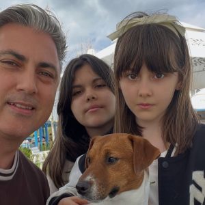 Unde pleacă Alexandru Ciucu în vacanța de vară cu fiicele sale și ale Alinei Sorescu. Designerul le-a pregătit o escapadă specială, în țară, dar și în Grecia: ”Eu le-am propus aceste trasee, iar fetele le-au acceptat”/ EXCLUSIV