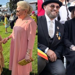 Ținutele invitaților la Ziua Regalității. Oana Țoiu, apariție cu pălărie, ie și costum alb, Viorica Dăncilă a încălcat protocolul vestimentar / Cum au apărut Ozana Barabancea și Oana Roman