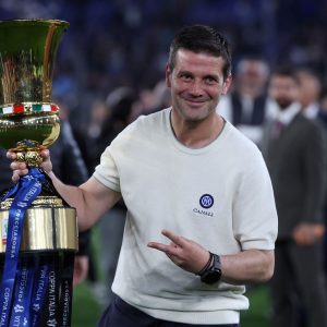 Cristi Chivu, imagine emoționantă alături de sora, soția și fiicele pe teren, după câștigarea Cupei Italiei. Cu medalia la gât, antrenorul a trăit clipa succesului alături de familie