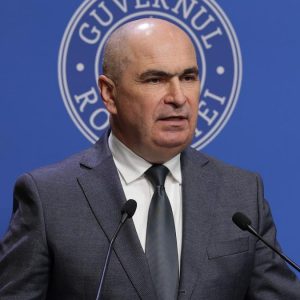 Moțiunea PSD – AUR împotriva lui Ilie Bolojan. Premierul României a fost huiduit la intrarea în sală / George Simion l-a atacat pe Nicușor Dan
