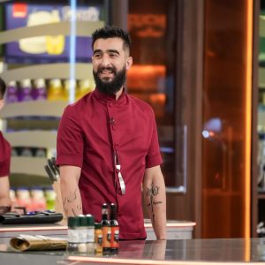 Cine este Samuel Cernea de la Chefi la cuțite. Are 32 de ani și a gătit pentru familia regală a Marii Britanii: „Am întâlnit-o pe fosta regină. Cerințe ca la armată!”