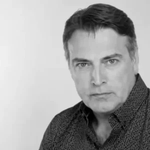 Primele imagini de la priveghiul actorului Ioan Isaiu. Sicriul a fost depus la Teatrul Național Cluj-Napoca și sute de oameni au venit să-și ia adio