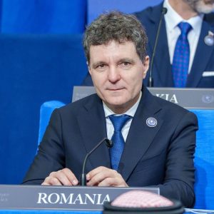 Președintele, premierul, miniștrii și parlamentarii vor avea salarii mai mari odată cu aplicarea noii legi a salarizării. Câți bani va încasa lunar Nicușor Dan