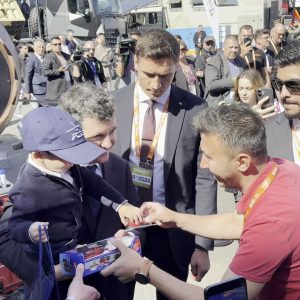 Nicușor Dan, alături de fiul său la expoziția internațională de la Romaero! Ce a făcut Antim când a văzut Cupa Campionilor Europeni și ce cadouri a primit
