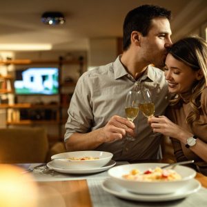 5 experiențe culinare pe care să le încerci cu partenerul tău în loc de un restaurant pretențios