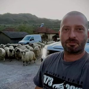 Cum arată casa de la țară a lui Cheloo. Liderul trupei Paraziții are o moșie de de 6.000 mp la Breaza