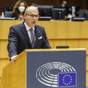 Rareș Bogdan îl acuză pe Ilie Bolojan de „ipocrizie fără margini”: „Dai votul unui pesedist, dar acum două zile blocai un liberal!”