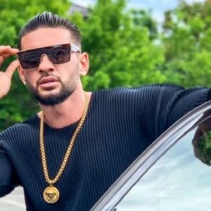 Dorian Popa a început munca în folosul comunității, la spații verzi: „Mi-am făcut tricouri pe care am inscripționat – Am fost prost, acum plătesc! Am greșit. Plătesc”