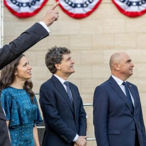 Ce i-a spus Nicușor Dan lui Ilie Bolojan la recepția organizată de Ziua Independenței SUA, după ce și-au strâns mâna. Ce mesaje au transmis președintele și premierul interimar