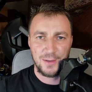Marian Godină îi ia apărarea elevei ajunsă virală după ce a declarat, zâmbind, că speră să ia nota 4 sau 5 la Evaluarea Națională: „Mulți dintre cei care comentează agresiv își varsă, de fapt, propriile neîmpliniri”