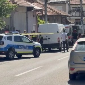 Filmul tragediei din Drobeta-Turnu Severin. O femeie de 50 de ani, mamă a trei copii, a fost ucisă de fiul mijlociu sub privirile vecinilor / Mihaela abia revenise în țară