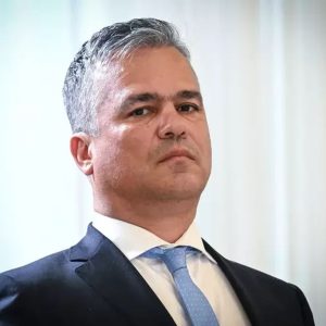 Adrian Veștea a depus lista de miniștri și programul de guvernare la Parlament: „Este un pas necesar pentru a pune capăt unei perioade de incertitudine” / Reacția PNL