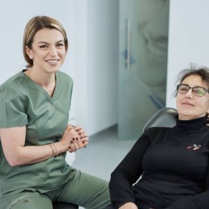 Ce probleme dentare apar la menopauză și cum le prevenim. Medic: „Multe femei nu asociază aceste modificări cu schimbarile hormonale”