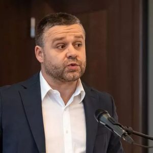 Ciprian Ciucu, atac virulent la adresa PSD: „Ați lăsat țara fără guvern, dar când este vorba despre soluții și asumare dispăreți ca măgarii în ceață. Nasol, vin vacanțele și nu vă puteți căra liniștiți la Monaco”