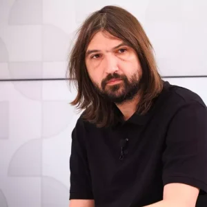 Cine este femeia la care visează Dan Alexa. A recunoscut că o urmărește de patru ani: „Cred că așteaptă să îi scriu!”
