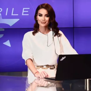Cine o înlocuiește pe Geanina Ilieș la Antena Stars. La pupitrul știrilor mondene vine o prezentatoare cu 23 de ani de experiență