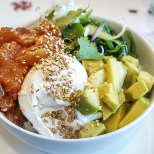 Rețetă de poke bowl. Originar din Hawaii, preparatul este perfect pentru vară