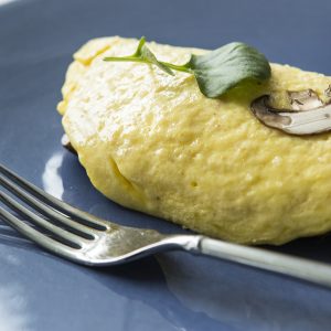 Trucul banal ca să nu se lipească omleta de tigaie. Greșeala pe care o fac mulți