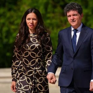 Cum a apărut Mirabela Grădinaru la Palatul Cotroceni, la întâlnirea cu președintele Israelului. Rochia satinată, cu imprimeu sofisticat, a atras toate privirile