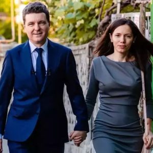 Cum s-a îmbrăcat Mirabela Grădinaru la recepția de Ziua Independenței SUA. Partenera lui Nicușor Dan a ales o rochie de mătase într-o culoare mai îndrăzneață decât de obicei