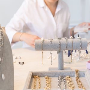 Ținute office: accesoriile care funcționează în orice sezon