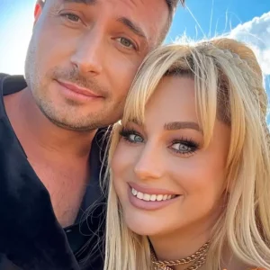 Cine este blonda superbă cu care s-a afișat Valentin Sanfira pe rețelele de socializare: „Un selfie, două zâmbete și o zi memorabilă”