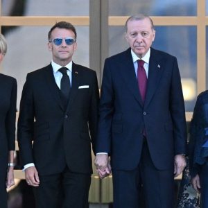 Emmanuel Macron, moment stânjenitor cu prima doamnă a Turciei, Emine Erdogan, la summitul NATO de la Ankara. Gestul care a stârnit controverse