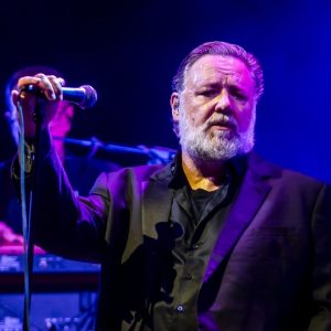 Russell Crowe vine pentru prima dată în România și va cânta în București și Timișoara. Cât costă biletele și care este prețul unei fotografii cu „Gladiatorul”