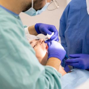 Doare extracția măselei de minte? Medicul stomatolog explică la ce să te aștepți și cum decurge recuperarea