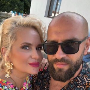 Paula Chirilă recunoaște că logodnicul cu 15 ani mai tânăr câștigă mai puțin decât ea, dar nu o deranjează deloc: „În Anglia făcea aranjamente florale pentru familia Beckham, duci și conți. Ce-mi oferă el nu se cumpără cu bani”