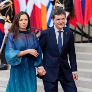 Albastrul, semnătura vestimentară a Mirabelei Grădinaru. Top 5 cele mai discutate rochii albastre purtate de partenera președintelui Nicușor Dan la ultimele apariții publice